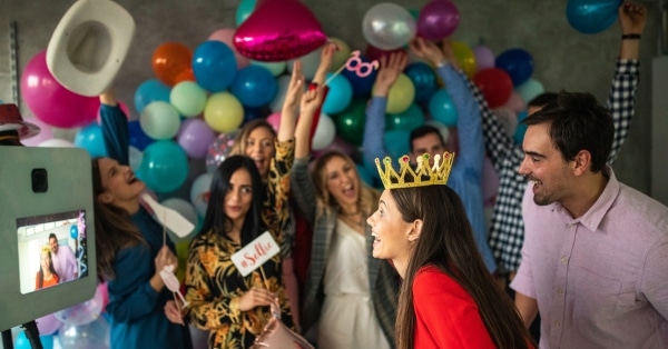 אנשים נהנים עם עמדות צילום